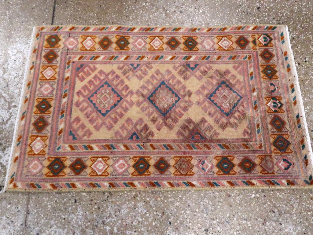Galerie Shabab Collection Persischer Kurdischer Teppich aus dem frühen 20. (Handgeknüpft) im Angebot