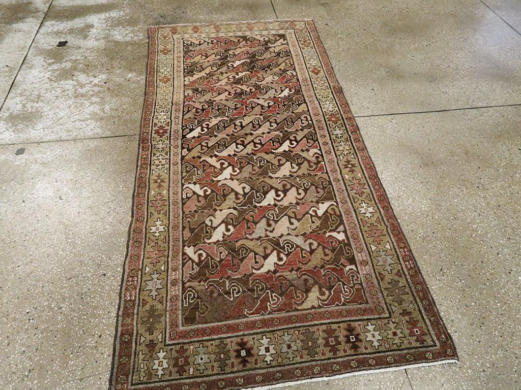 Collection Shabab Collection du début du 20e siècle Tapis persan kurde Excellent état - En vente à New York, NY