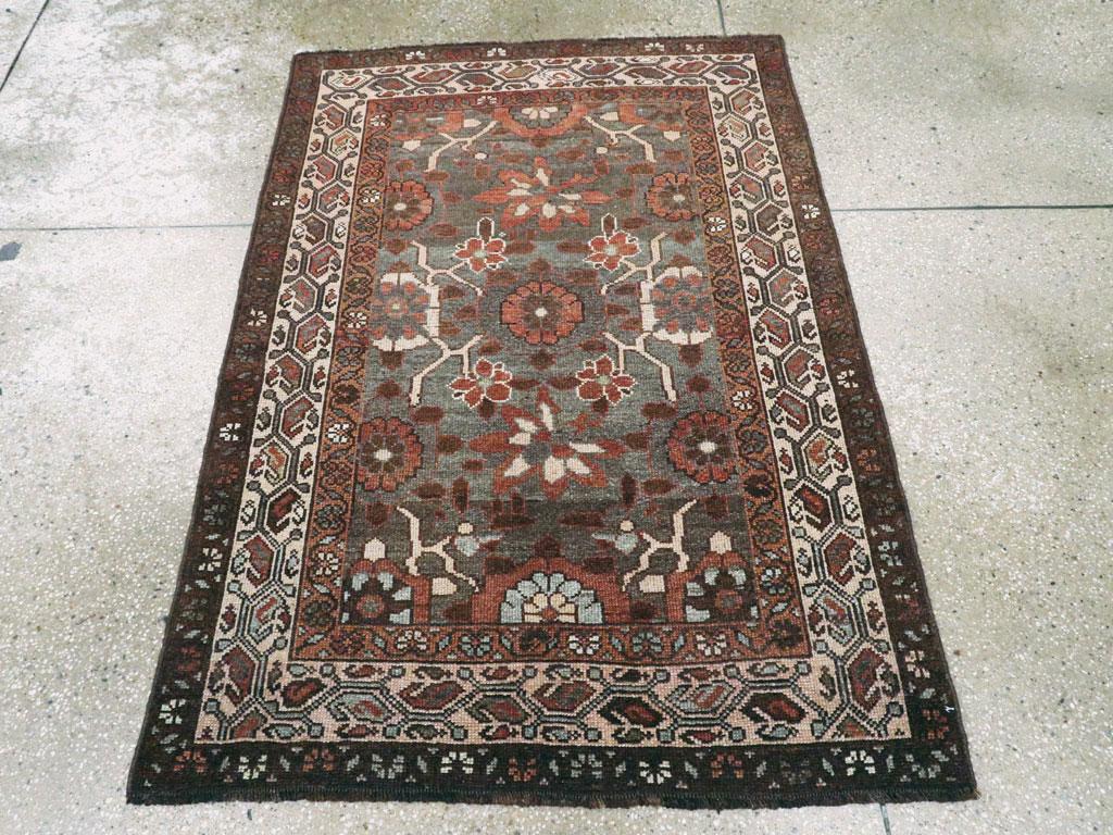 Ce tapis kurde persan du milieu du 20e siècle, mesurant 3' 3