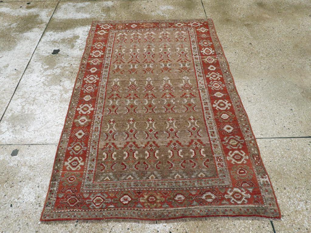 Ce tapis kurde persan du début du 20e siècle, mesurant 3' 7
