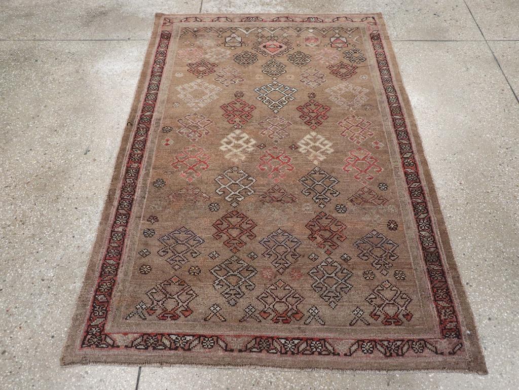 Ce tapis kurde persan du début du 20e siècle, mesurant 3' 11