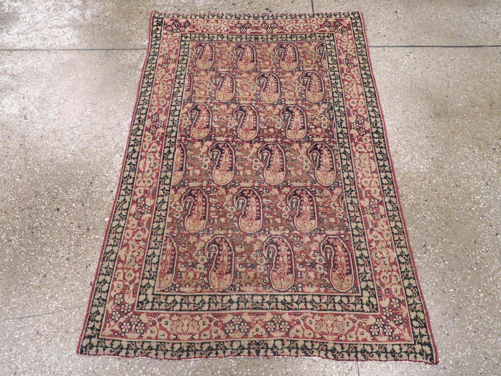 Esta alfombra persa Lavar Kerman de principios del siglo XX, que mide 2' 11