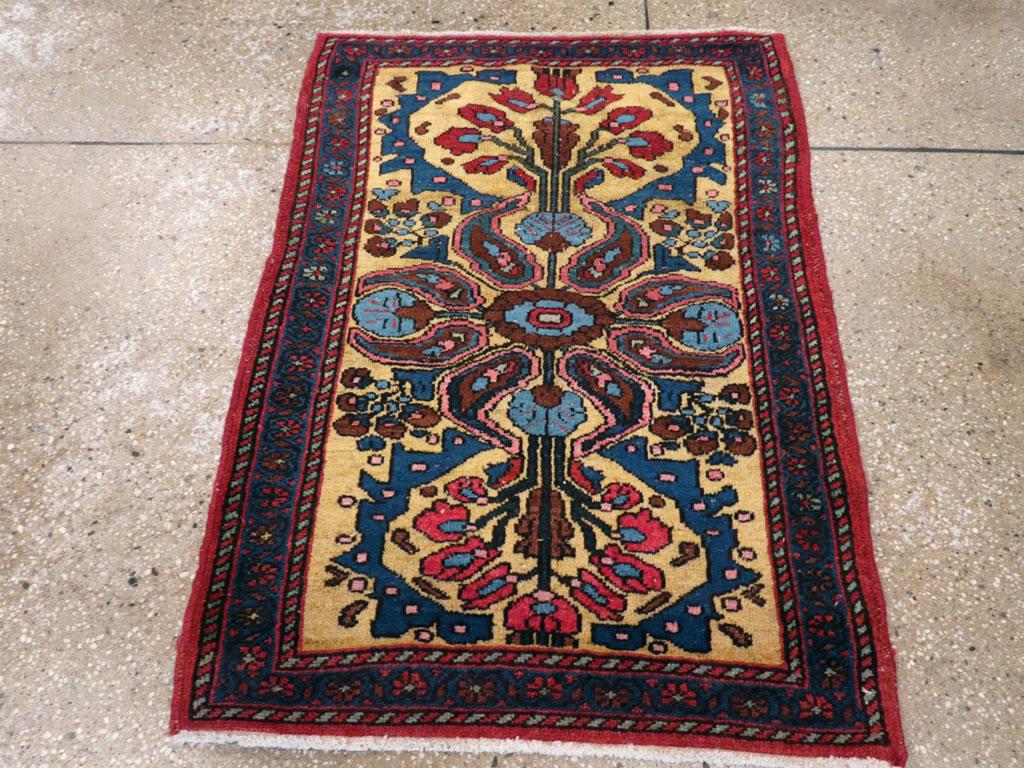 Esta alfombra persa de Lilihan de principios del siglo XX, que mide 2' 4