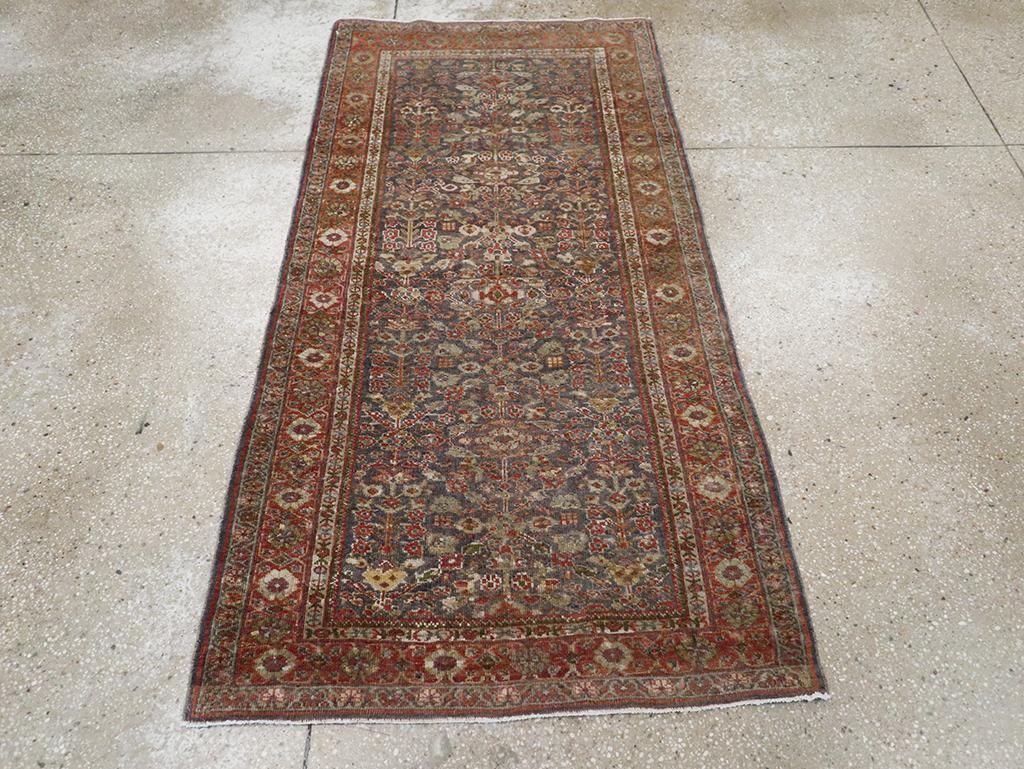 Esta alfombra persa Mahal de principios del siglo XX, que mide 2' 10