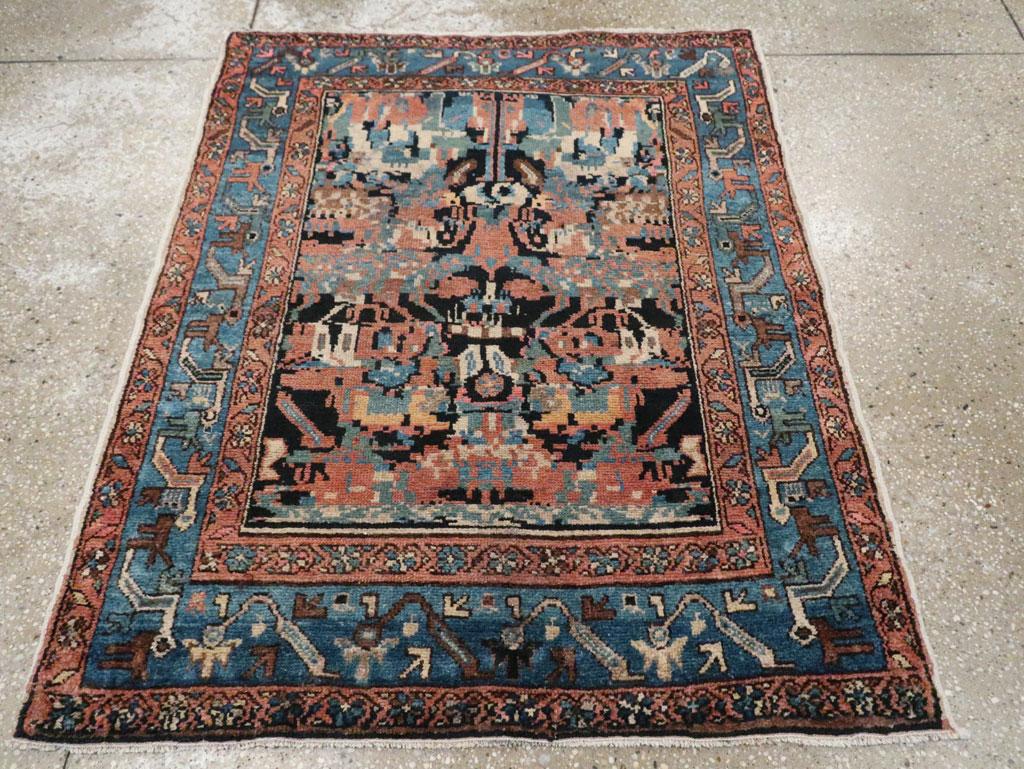 Ce tapis persan Malayer du début du 20e siècle, mesurant 3' 3