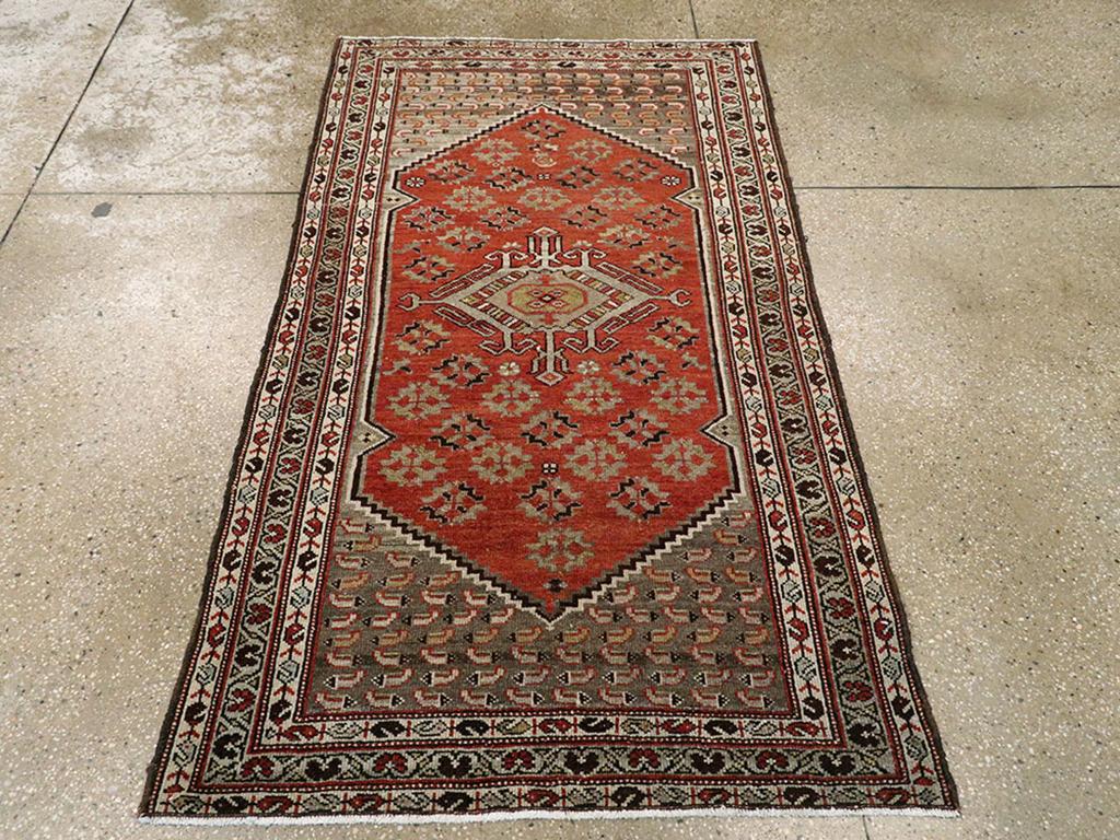 Un ancien tapis persan Malayer. Le sous-champ hexagonal dentelé rouge vin présente un médaillon central en losange de style Turkoman sur des motifs en gradins avec des fleurs centrales. De petites feuilles remplissent les profonds panneaux de
