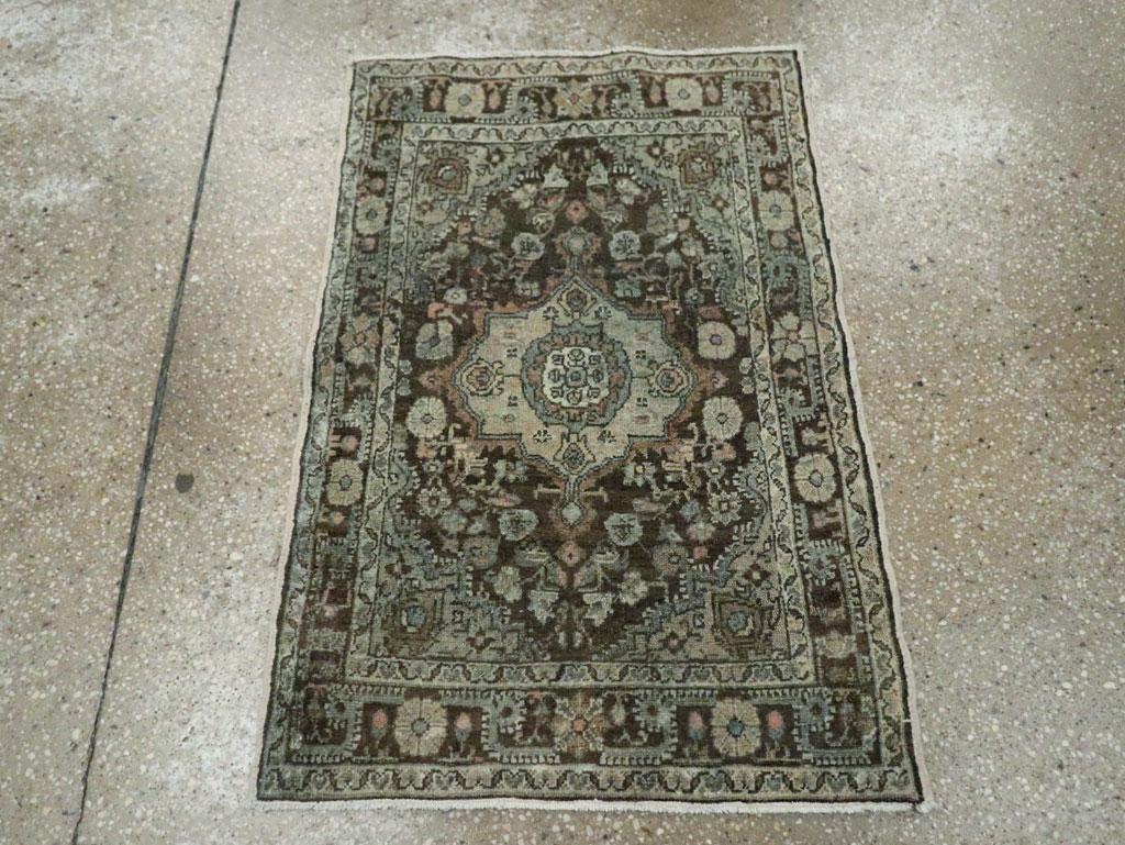 Ein antiker persischer Malayer-Teppich aus dem frühen 20. Jahrhundert.

Maße: 2' 0