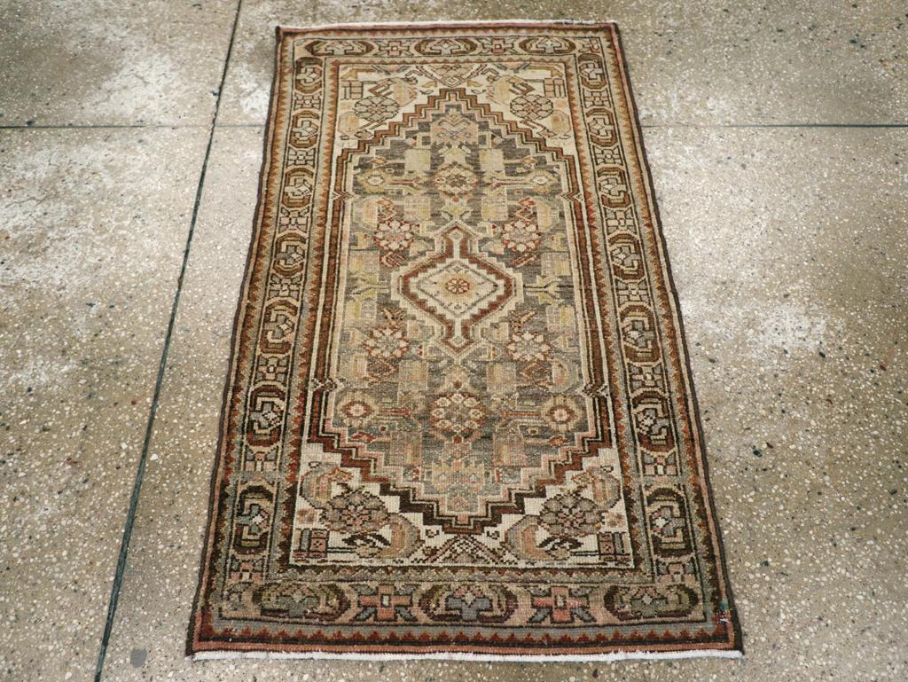 Ein antiker persischer Malayer-Teppich aus dem frühen 20. Jahrhundert.

Maße: 2' 3