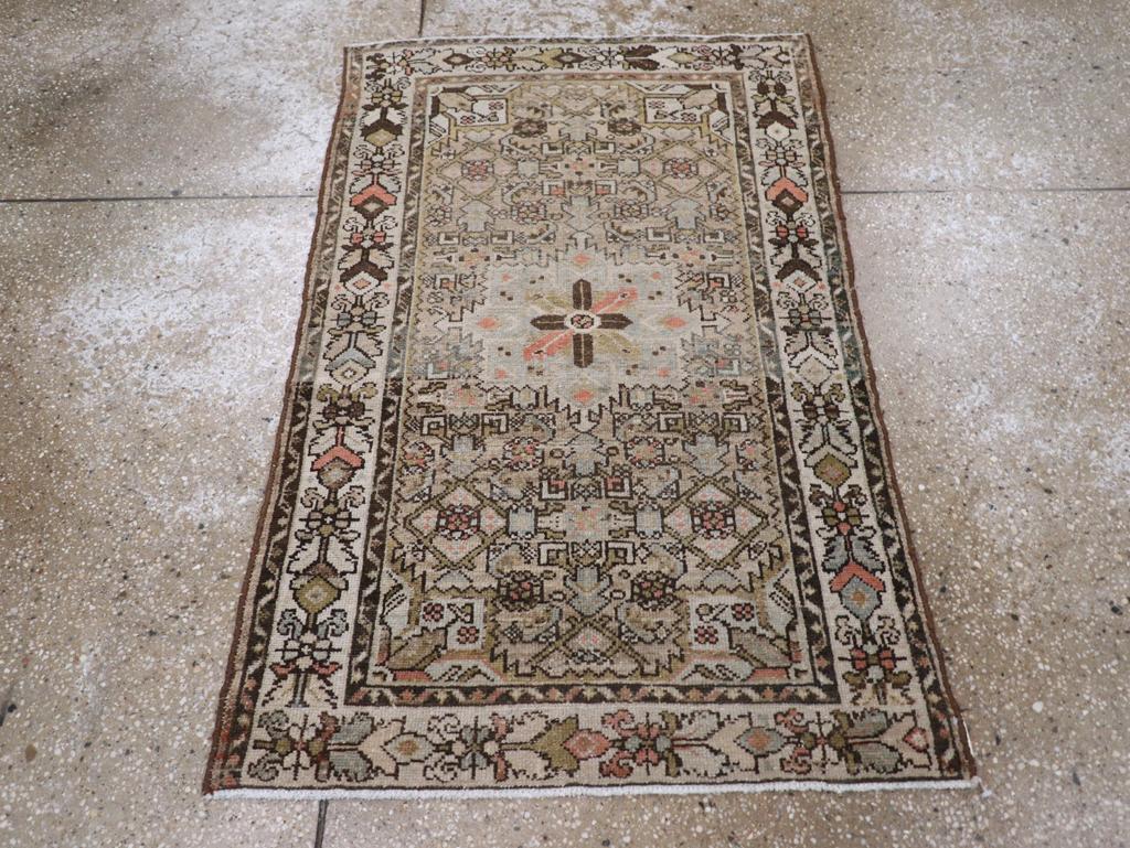 Ein antiker persischer Malayer-Teppich aus dem frühen 20. Jahrhundert.

Maße: 2' 6