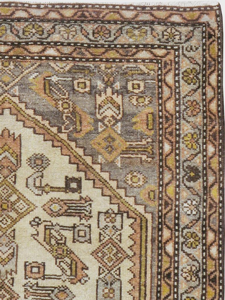 Antigua alfombra persa Malayer hecha a mano a principios del siglo XX.

Medidas: 2' 7