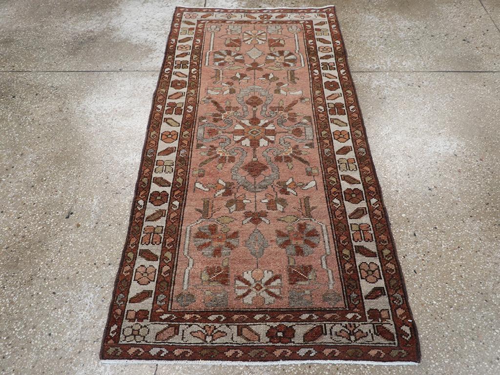 Esta alfombra persa Malayer de principios del siglo XX, que mide 1,80 m x 1,80 m, presenta un diseño en toda su superficie finamente equilibrado, anclado por una columna central de estilizados medallones y rosetas florales. Enmarcada en un cálido