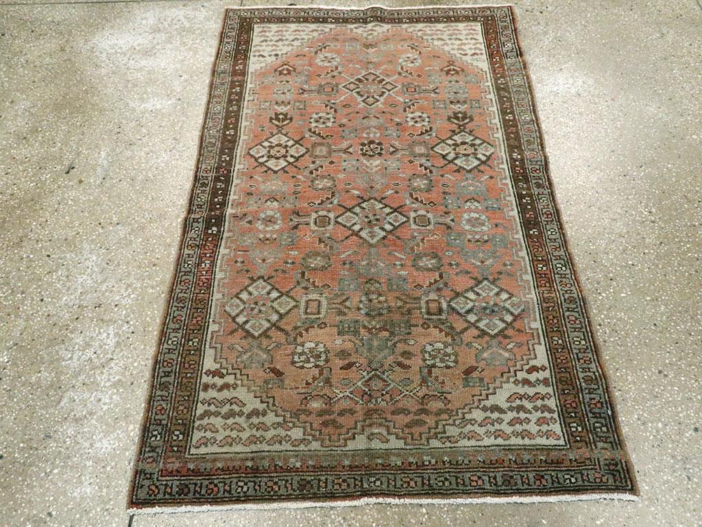 Ce tapis persan Malayer du début du 20e siècle, mesurant 2' 11