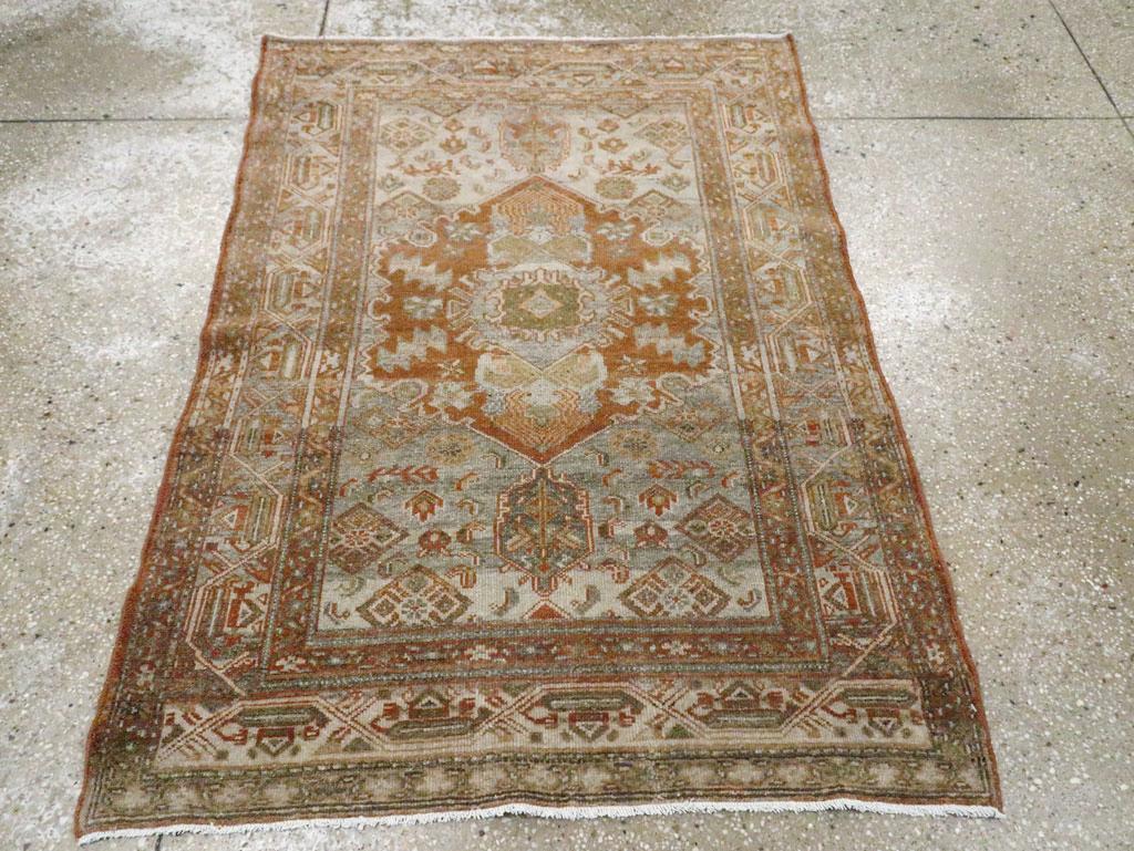 Ce tapis persan Malayer du début du 20ème siècle, mesurant 3' 2