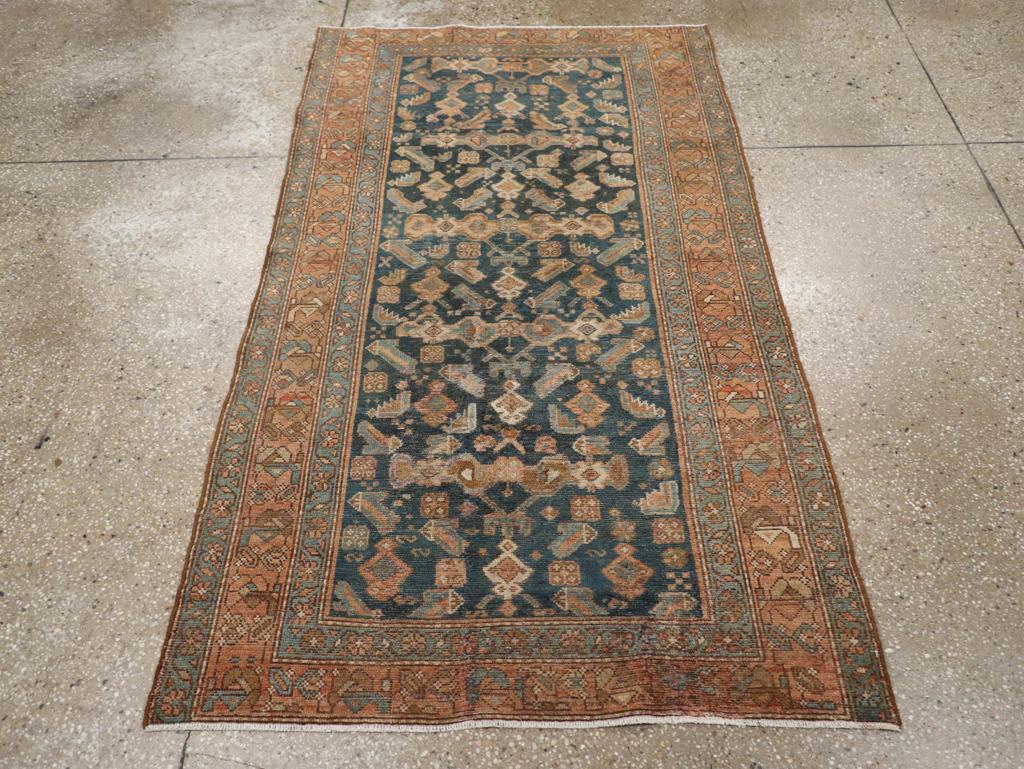 Ce tapis persan Malayer du début du 20e siècle, mesurant 3' 3