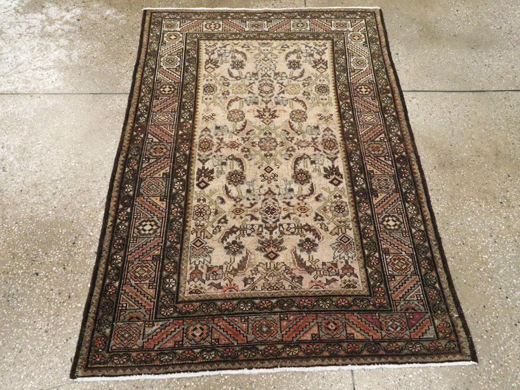 Esta alfombra persa Malayer de principios del siglo XX, que mide 1,80 x 1,80 m, muestra el refinado arte por el que se celebra la tradición tejedora Malayer. El campo de marfil está adornado con un conjunto simétrico de estilizados aerosoles