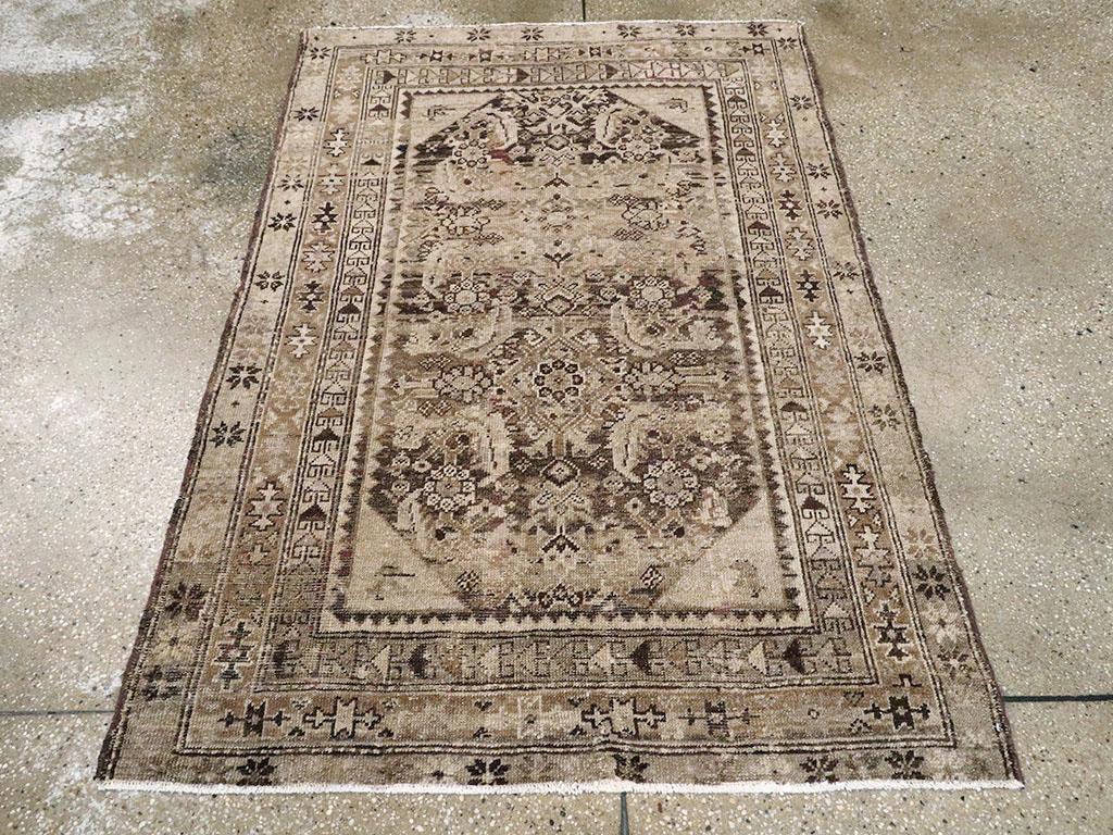 Dieser persische Malayer-Teppich aus dem frühen 20. Jahrhundert mit den Maßen 3' 9