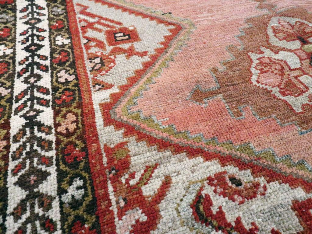 Persiano Galerie Shabab Collection Tappeto da lancio persiano Malayer dell'inizio del XX secolo in vendita