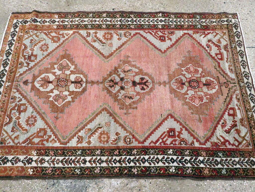 Annodato a mano Galerie Shabab Collection Tappeto da lancio persiano Malayer dell'inizio del XX secolo in vendita
