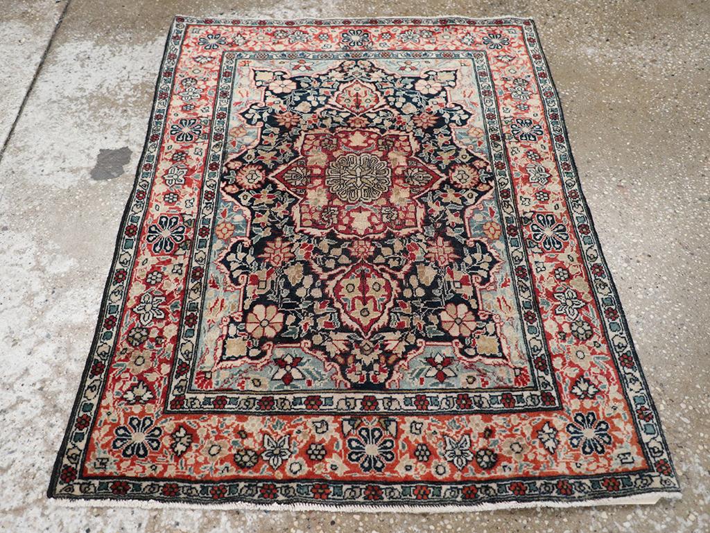 Dieser persische Mohtasham-Kashan-Teppich aus dem frühen 20. Jahrhundert mit den Maßen 2' 2