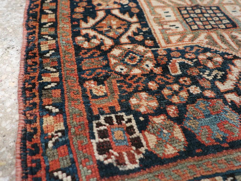 Galerie Shabab Collection Persische Gaschgai-Tasche aus dem frühen 20. (Stammeskunst) im Angebot