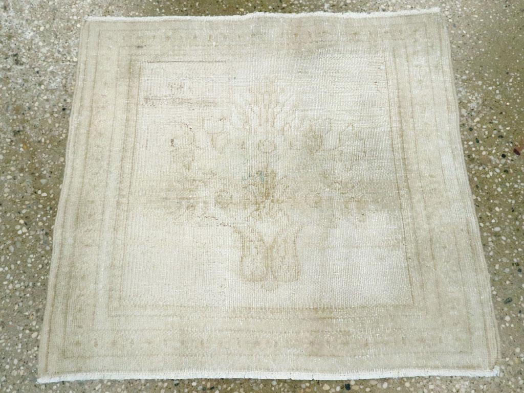 Questo tappeto Sarouk persiano dell'inizio del XX secolo, che misura 1'7