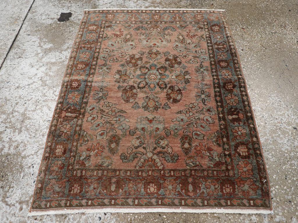 Dieser persische Sarouk-Teppich aus dem frühen 20. Jahrhundert mit den Maßen 2' 1