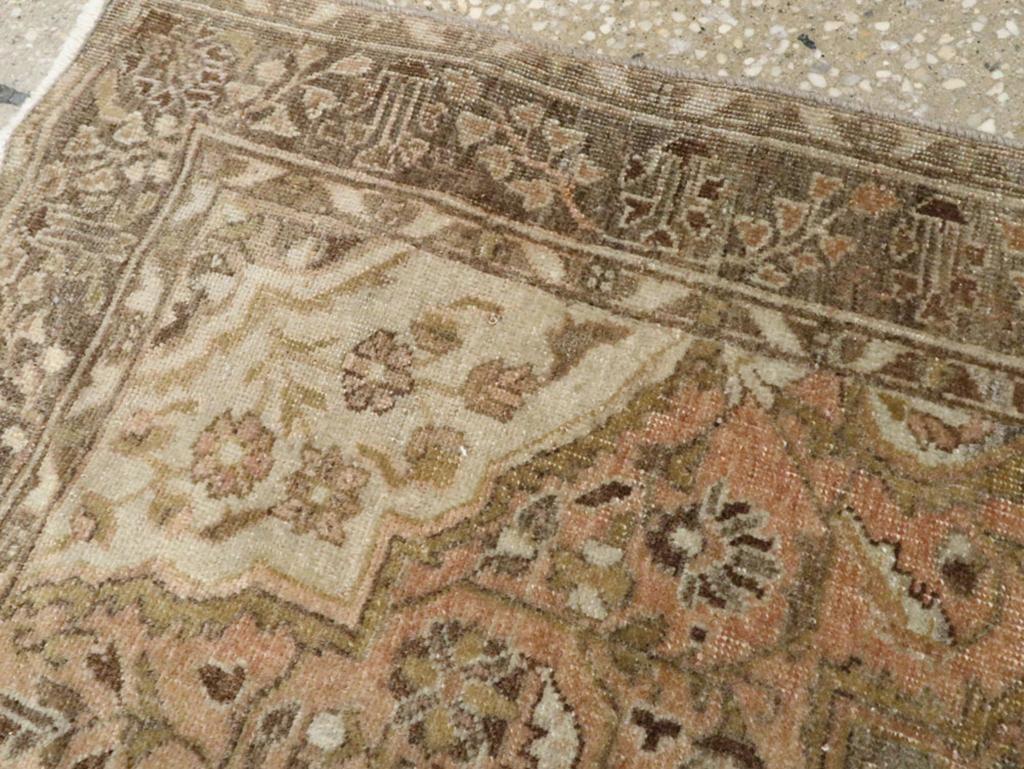 Galerie Shabab Collection Persischer Sarouk-Teppich aus dem frühen 20. im Zustand „Hervorragend“ im Angebot in New York, NY