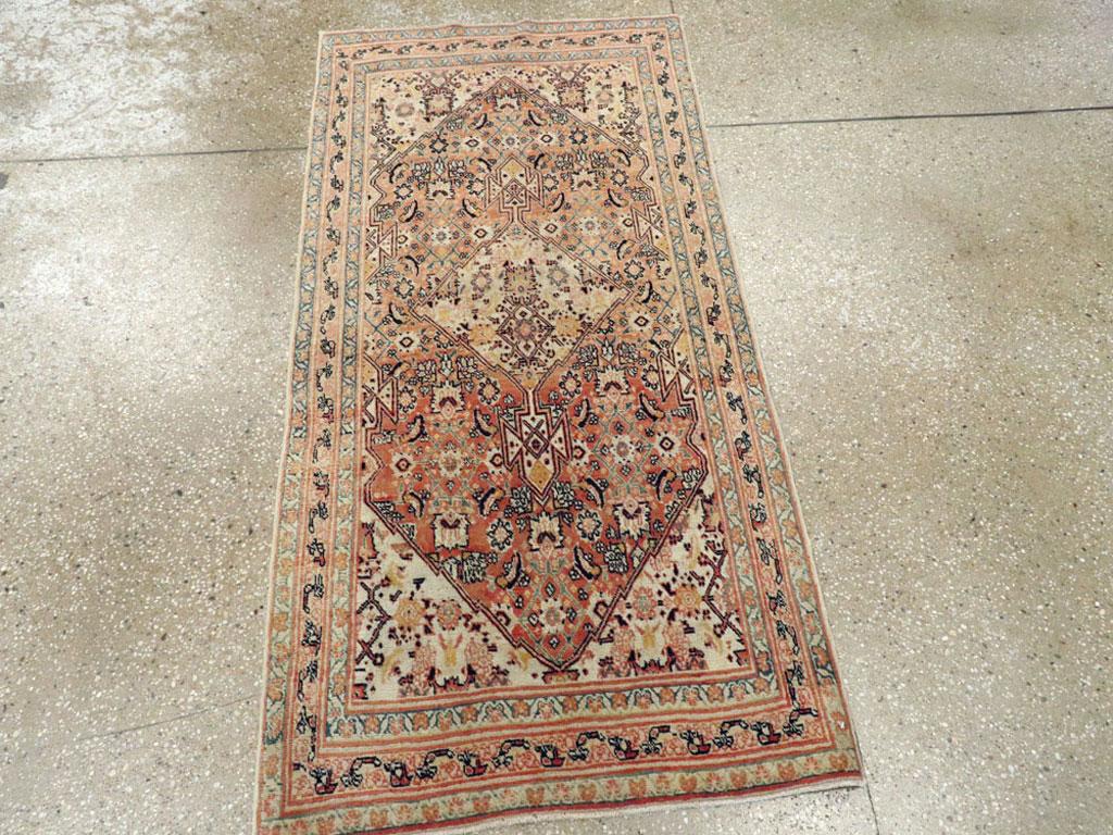 Esta alfombra persa Tabriz Haji Jalili de principios del siglo XX, que mide 2' 5