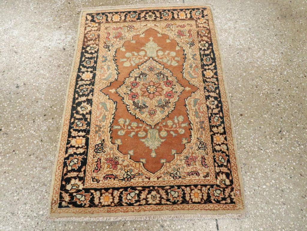Ce tapis persan Haji Jalili de Tabriz du début du XXe siècle, mesurant 1' 9