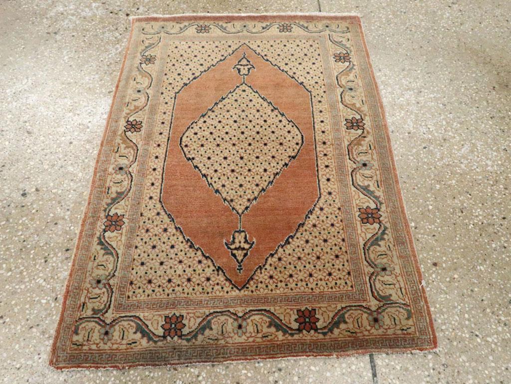 Ce tapis persan Tabriz Hagi Jalili du début du XXe siècle, mesurant 1'11