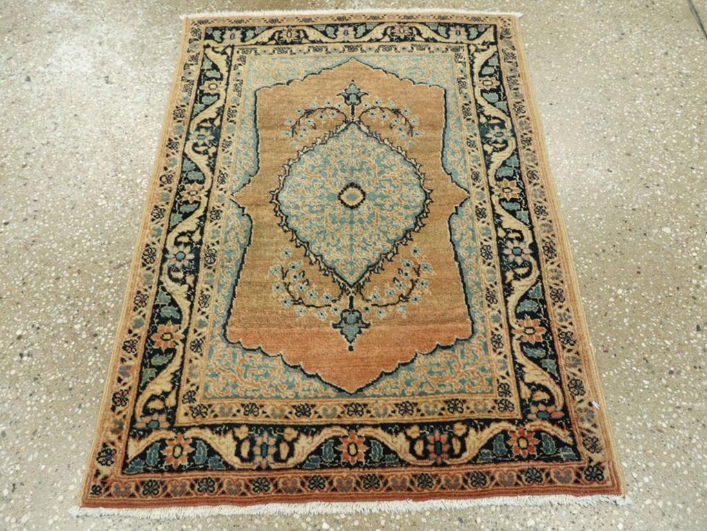 Ce tapis persan Tabriz Hagi Jalili du début du XXe siècle, mesurant 2'0