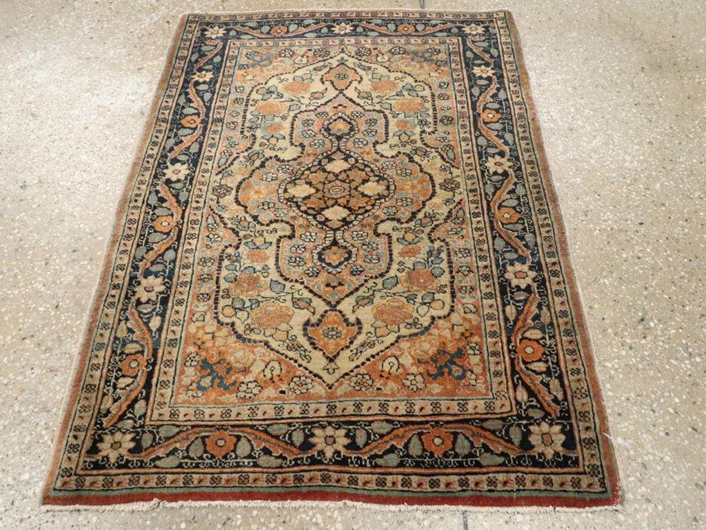 Ce tapis persan Tabriz Hagi Jalili du début du XXe siècle, mesurant 2' 0