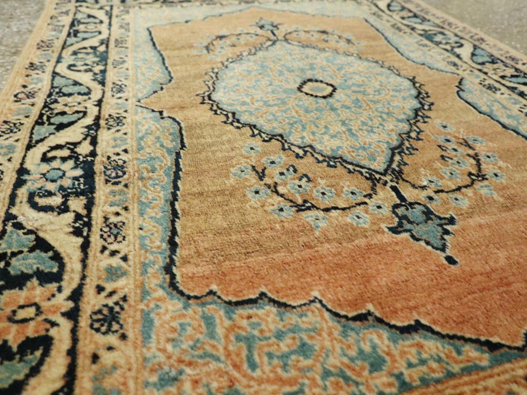 Perse Galerie Shabab Collection S début 20ème siècle Persan Tabriz Hagi Jalili Rug en vente