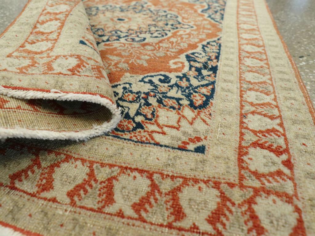 Galerie Shabab Collection Frühes 20. Jahrhundert Persischer Täbris Hagi Jalili Teppich im Angebot 1