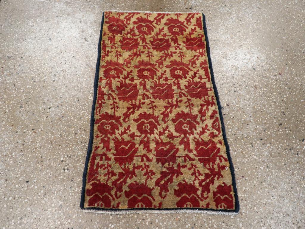 Dieser persische Täbris-Teppich aus dem frühen 20. Jahrhundert mit den Maßen 1' 4