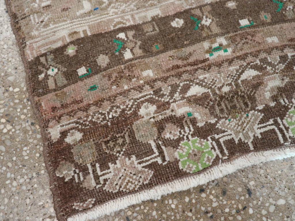 Galerie Shabab Collection Tappeto sampler persiano Tabriz dell'inizio del XX secolo in vendita 1