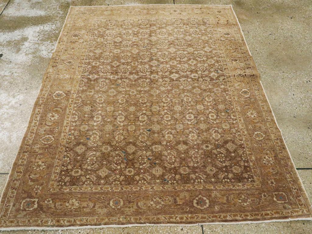 Ce tapis carré persan Tabriz du début du 20ème siècle, mesurant 4' 8