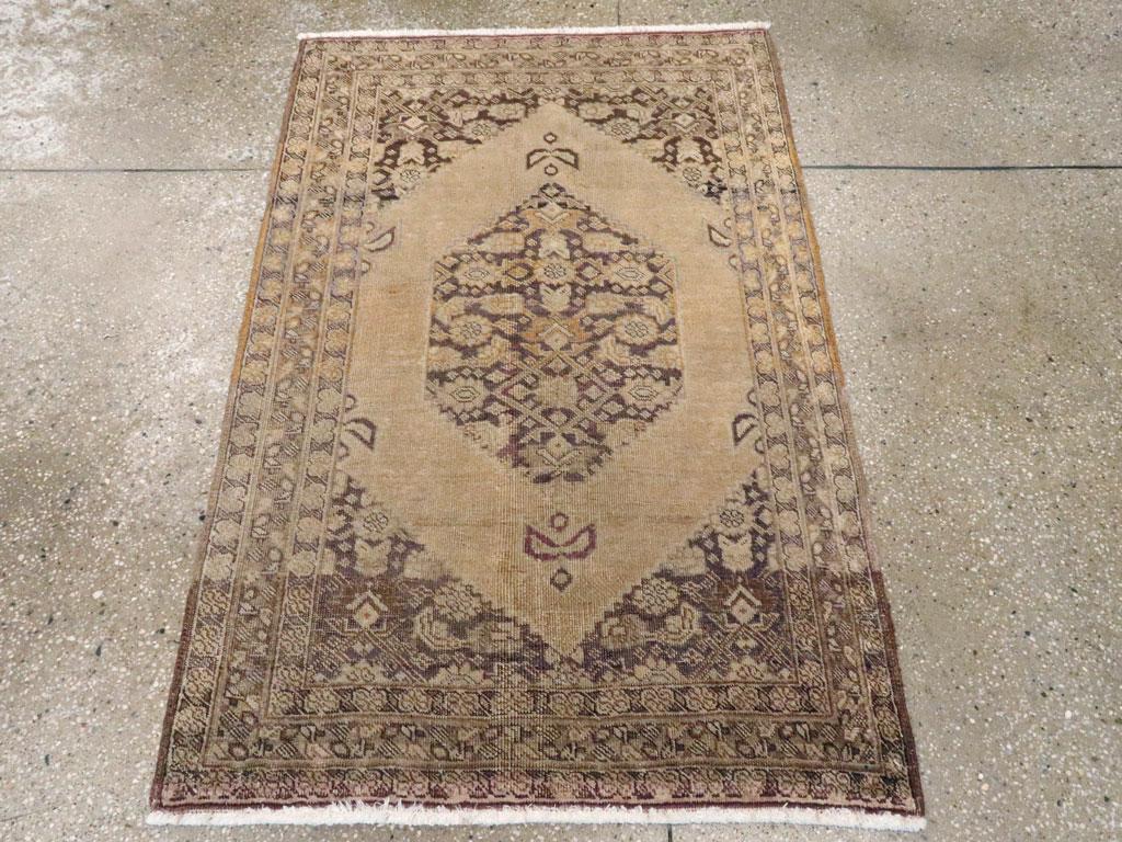 Esta alfombra persa de Tabriz de principios del siglo XX, que mide 2' 11