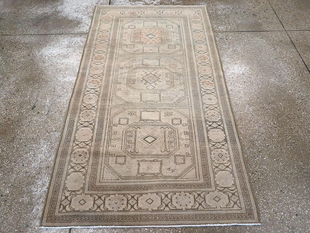 Ce tapis persan Tabriz du début du 20e siècle, mesurant 3' 3