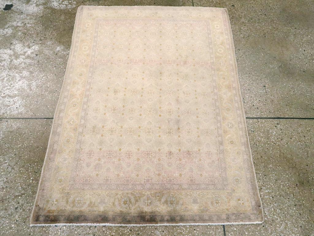 Ce tapis persan Tabriz du début du 20ème siècle, mesurant 3' 4
