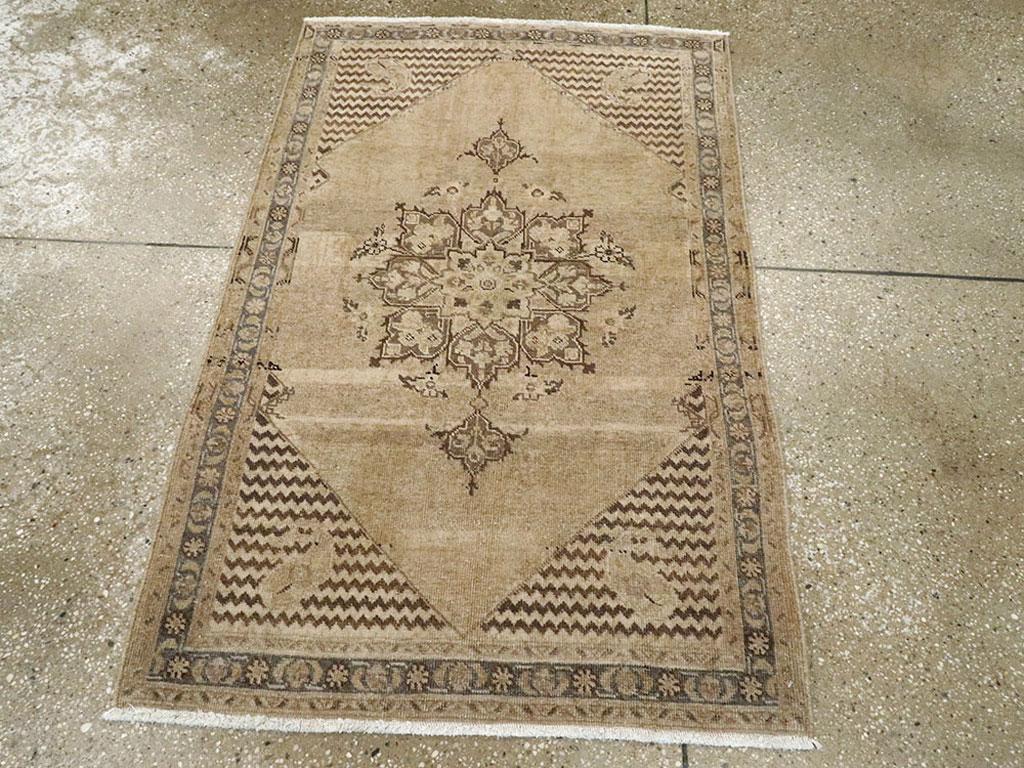 Esta alfombra persa de Tabriz de principios del siglo XX, de 2' 9