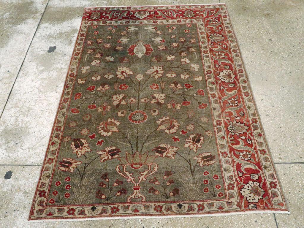 Ce tapis Tabriz persan du début du 20e siècle, mesurant 3'10