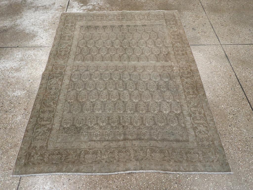 Dieser persische Täbriz-Teppich aus dem frühen 20. Jahrhundert mit den Maßen 3'11