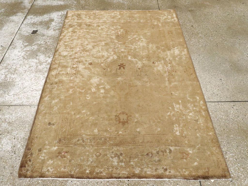 Dieser persische Täbriz-Teppich aus dem frühen 20. Jahrhundert mit den Maßen 3'11