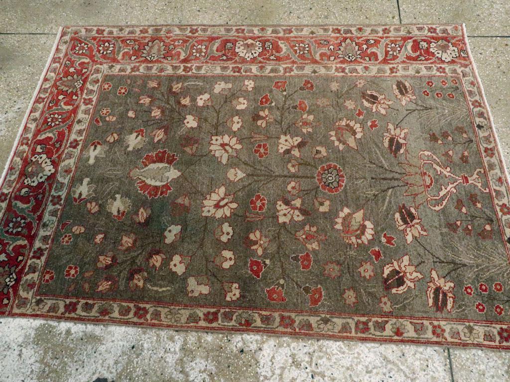 Collection Shabab Collection du début du 20e siècle Tabriz Persan Tapis à poignées Excellent état - En vente à New York, NY
