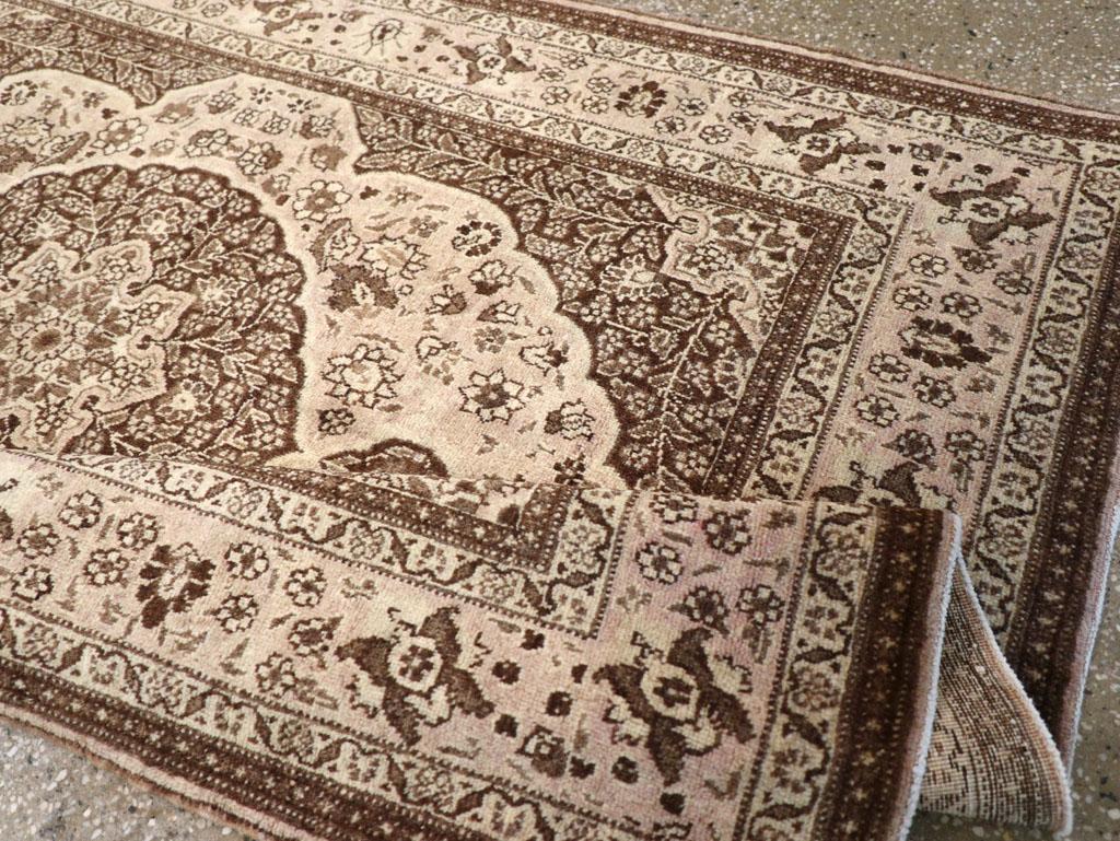 Galerie Shabab Collection Frühes 20. Jahrhundert Persischer Täbriz-Wirbelteppich im Angebot 1