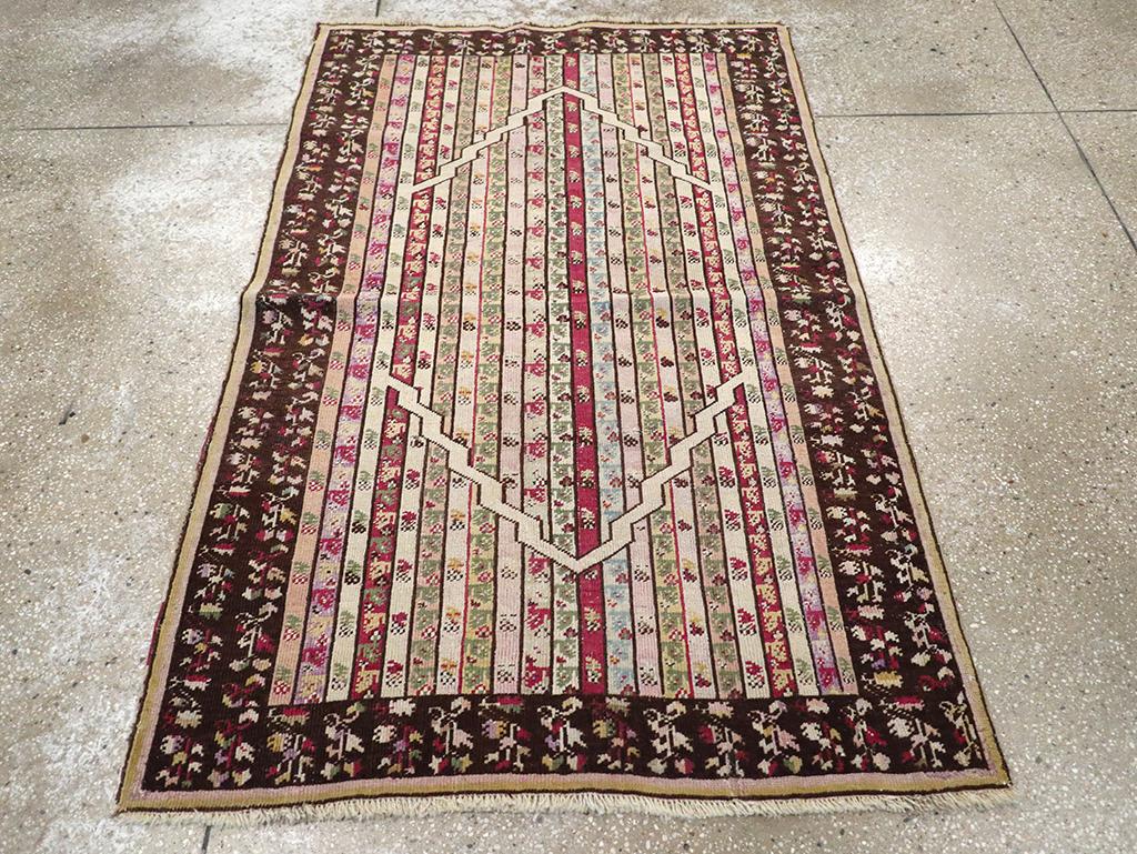 Dieser türkische Ghiordes-Teppich aus dem frühen 20. Jahrhundert mit den Maßen 3' 6