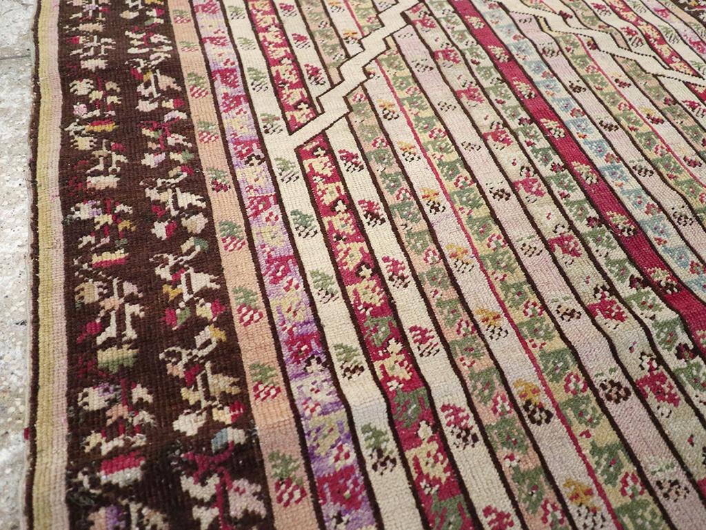 Galerie Shabab Collection Anfang des 20. Jahrhunderts Tukish Ghiordes Throw Rug (Rustikal) im Angebot