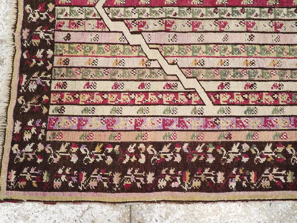 Galerie Shabab Collection Anfang des 20. Jahrhunderts Tukish Ghiordes Throw Rug (Handgeknüpft) im Angebot