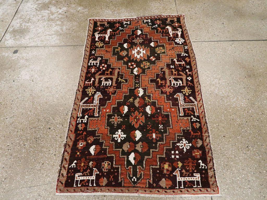 Esta alfombra turca de Anatolia de principios del siglo XX, que mide 2' 8